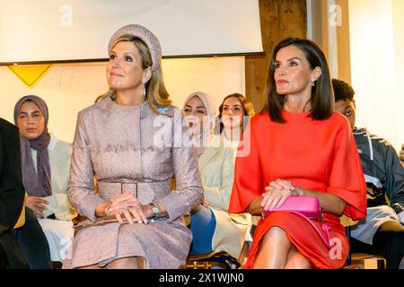 Amsterdam, Niederlande. 18 aprile 2024. La regina Maxima dei Paesi Bassi e la regina Letizia di Spagna al LAB6 di Amsterdam, il 18 aprile 2024, per una visita, LAB6 è un luogo di incontro in cui vengono organizzate attività sportive e culturali per e da giovani di età compresa tra i 12 e i 23 anni, l'ultimo di una visita di Stato di 2 giorni dalla Spagna ai Paesi Bassi credito: Albert Nieboer/Netherlands OUT/Point de Vue OUT/dpa/Alamy Live News Foto Stock