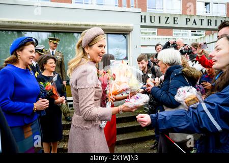 Amsterdam, Niederlande. 18 aprile 2024. Il 18 aprile 2024, dopo una visita, la regina Maxima dei Paesi Bassi si reca al LAB6 di Amsterdam, il LAB6 è un luogo d'incontro in cui vengono organizzate attività sportive e culturali per i giovani di età compresa tra i 12 e i 23 anni, l'ultimo di una visita di Stato di 2 giorni dalla Spagna ai Paesi Bassi credito: Albert Nieboer/Netherlands OUT/Point de Vue OUT/dpa/Alamy Live News Foto Stock