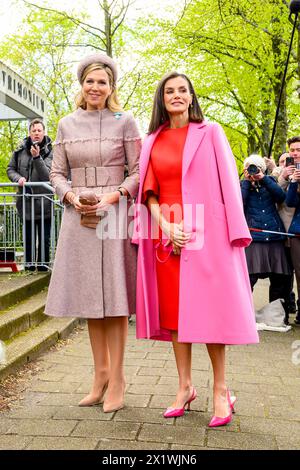 Amsterdam, Niederlande. 18 aprile 2024. La regina Maxima dei Paesi Bassi e la regina Letizia di Spagna giungono al LAB6 di Amsterdam il 18 aprile 2024 per una visita, il LAB6 è un luogo di incontro in cui vengono organizzate attività sportive e culturali per e da giovani di età compresa tra i 12 e i 23 anni, l'ultimo di una visita di Stato di 2 giorni dalla Spagna ai Paesi Bassi credito: Albert Nieboer/Netherlands OUT/Point de Vue OUT/dpa/Alamy Live News Foto Stock