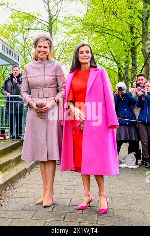 Amsterdam, Niederlande. 18 aprile 2024. La regina Maxima dei Paesi Bassi e la regina Letizia di Spagna giungono al LAB6 di Amsterdam il 18 aprile 2024 per una visita, il LAB6 è un luogo di incontro in cui vengono organizzate attività sportive e culturali per e da giovani di età compresa tra i 12 e i 23 anni, l'ultimo di una visita di Stato di 2 giorni dalla Spagna ai Paesi Bassi credito: Albert Nieboer/Netherlands OUT/Point de Vue OUT/dpa/Alamy Live News Foto Stock