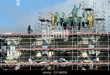 Parigi, Francia. 18 aprile 2024. © PHOTOPQR/OUEST FRANCE/Stéphane Geufroi ; Parigi ; 18/04/2024 ; Restauration de l'Arc de triomphe du Carrousel . Parigi, Francia, 18 aprile 2024 ristrutturazioni a Parigi prima delle olimpiadi di Parigi credito: MAXPPP/Alamy Live News Foto Stock