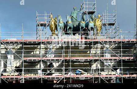 Parigi, Francia. 18 aprile 2024. © PHOTOPQR/OUEST FRANCE/Stéphane Geufroi ; Parigi ; 18/04/2024 ; Restauration de l'Arc de triomphe du Carrousel . Parigi, Francia, 18 aprile 2024 ristrutturazioni a Parigi prima delle olimpiadi di Parigi credito: MAXPPP/Alamy Live News Foto Stock