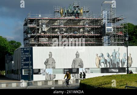 Parigi, Francia. 18 aprile 2024. © PHOTOPQR/OUEST FRANCE/Stéphane Geufroi ; Parigi ; 18/04/2024 ; Restauration de l'Arc de triomphe du Carrousel . Parigi, Francia, 18 aprile 2024 ristrutturazioni a Parigi prima delle olimpiadi di Parigi credito: MAXPPP/Alamy Live News Foto Stock