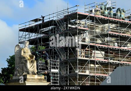 Parigi, Francia. 18 aprile 2024. © PHOTOPQR/OUEST FRANCE/Stéphane Geufroi ; Parigi ; 18/04/2024 ; Restauration de l'Arc de triomphe du Carrousel . Parigi, Francia, 18 aprile 2024 ristrutturazioni a Parigi prima delle olimpiadi di Parigi credito: MAXPPP/Alamy Live News Foto Stock