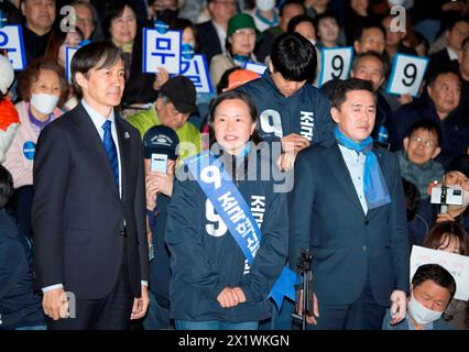 Cho Kuk e Lee hai-min, 9 aprile 2024: Cho Kuk (L), leader del Partito di ricostruzione della Corea per i seggi di rappresentanza proporzionale e Lee hai-min (C), candidato del partito, partecipano all'incontro del partito con i sostenitori in vista delle elezioni generali del 10 aprile a Seoul, Corea del Sud. Crediti: Lee Jae-won/AFLO/Alamy Live News Foto Stock