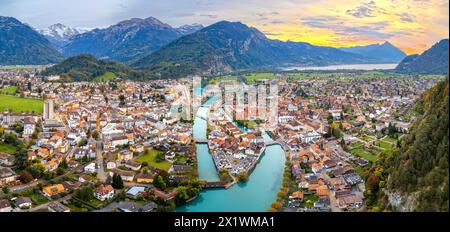 Interlaken, Svizzera, affacciata sul fiume Aare al tramonto. Foto Stock