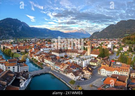 Interlaken, Svizzera, affacciata sul fiume Aare al tramonto. Foto Stock