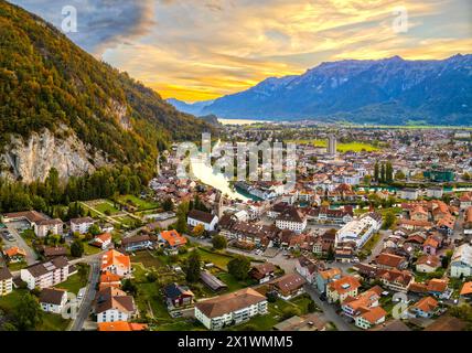 Interlaken, Svizzera, affacciata sul fiume Aare al tramonto. Foto Stock