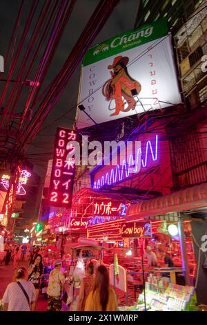 Soi Cowboy, quartiere a luci rosse, vita notturna, bancarelle di cibo, bar, night club, Bangkok, Thailand Soi Cowboy, Rotlichtviertel, Nachtleben, bar, night club, Sukhumvit, Bangkok *** Soi Cowboy, quartiere a luci rosse, vita notturna, chiosco di cibo, bar, night club, Bangkok, Thailand Soi Cowboy, quartiere a luci rosse, vita notturna, bar, locali notturni, Sukhumvit, Bangkok Foto Stock