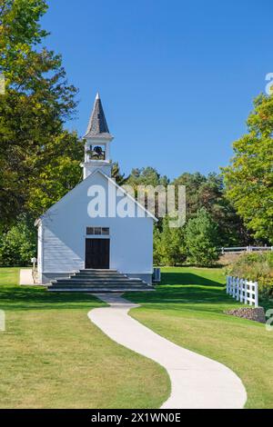 Saugatuck, Michigan - la Gibson Church, una piccola chiesa di campagna che fu spostata nel 2010 nella Felt Estate. Ora è chiamata Cappella a Shore Acres. Foto Stock