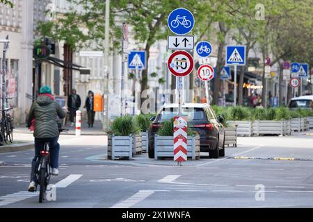 Berlino, Germania. 18 aprile 2024. Un ciclista è in piedi di fronte a un'area tranquilla con una pista ciclabile strutturalmente separata. Crediti: Sebastian Gollnow/dpa/Alamy Live News Foto Stock