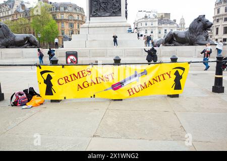 I manifestanti anti anti-vaccino si riuniscono per la loro dimostrazione DELLA VERITÀ a Trafalgar Square, Londra. Foto Stock