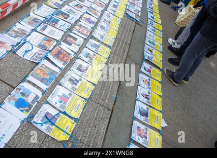 I manifestanti anti anti-vaccino si riuniscono per la loro dimostrazione DELLA VERITÀ a Trafalgar Square, Londra. Foto Stock