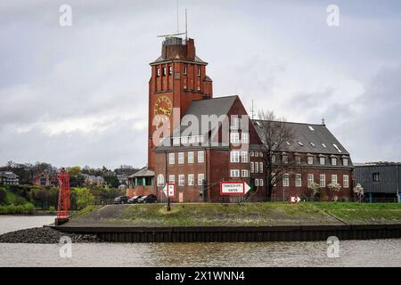 Lotsenhaus Seemannshoeft a Finkenwerder an der Elbe ad Amburgo. Der Wasserstandsanzeiger im Turm des Lotsenhauses zeigt den Pegelstand der Elbe An. DAS 1914 erbaute Backsteingebäude beherbergt Hafenlotsen, das nautische Betriebsbüro, die Hafenradar-Zentrale und die Funkstelle Hamburg Port radio.foto: Rothermel *** casa pilota Seemannshoeft a Finkenwerder sull'Elba ad Amburgo l'indicatore del livello dell'acqua nella torre della casa pilota mostra il livello dell'acqua dell'Elba l'edificio in mattoni, costruito nel 1914, ospita i piloti del porto, l'ufficio delle operazioni nautiche, il centro radar portuale e Amburgo Foto Stock