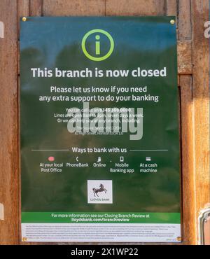 Avviso sulla porta della Lloyds Bank, che spiega la chiusura della filiale di Sidmouth, l'ultima banca nella piccola città di Devon. Foto Stock