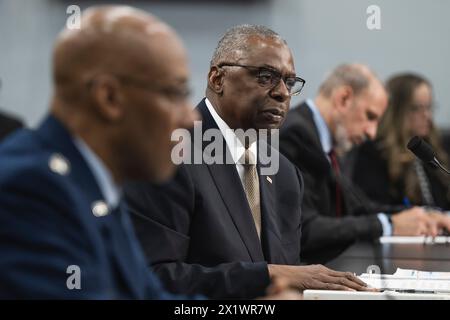Washington, Stati Uniti d'America. 17 aprile 2024. Washington, Stati Uniti d'America. 17 aprile 2024. Il Segretario alla difesa degli Stati Uniti Lloyd Austin III, al centro, ascolta una domanda durante la testimonianza alle audizioni del bilancio della sottocommissione degli stanziamenti della camera per la difesa 2025 presso il Rayburn House Office Building, 17 aprile 2024 a Washington, DC, Austin è stato raggiunto dal presidente dei Joint Chiefs CQ Brown Jr., a sinistra, e il Sottosegretario alla difesa/Chief Financial Officer Michael J. McCord, giusto. Crediti: Chad McNeeley/DOD/Alamy Live News Foto Stock
