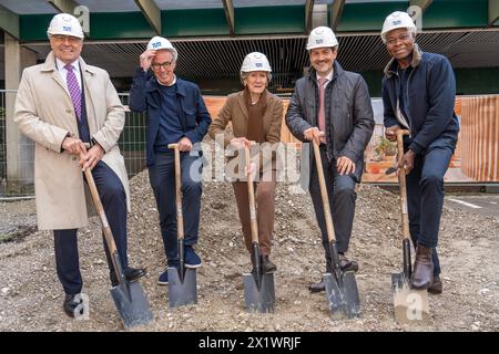 Spatenstich zum neuen Kinderhaus der TUM mit Star-Architekt Prof. Francis Kere rechts, München, 18. Aprile 2024 Deutschland, München, 18.04.2024, Spatenstich zum neuen Kinderhaus der TUM mit Star-Architekt Prof. Francis Kere rechts, Träger des Pritzker-Preises 2022, nochmal von links komplett: TUM-Kanzler Albert Berger, Prof. Hermann Kaufmann, Architekt, Die Mäzenin Ingeborg Pohl, TUM-Präsident Prof. Thomas F. Hofmann, Architekt Prof. Francis KÃ rÃ , Gabelsbergerstraße 41, *** cerimonia rivoluzionaria per la nuova TUM Childrens House con il Prof Francis Kere Right , Monaco di Baviera, 18 aprile, Foto Stock