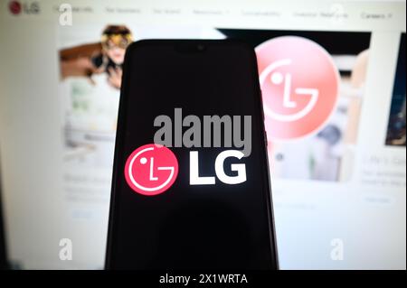 In questa immagine, un logo LG viene visualizzato su uno smartphone con il sito Web LG sullo sfondo. (Foto di Omar Marques / SOPA Images/Sipa USA) *** esclusivamente per notizie editoriali *** Foto Stock