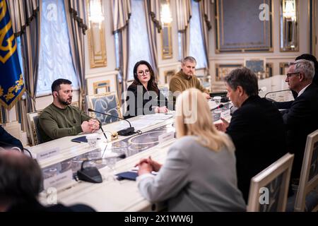 Kiev, Ucraina. 18 aprile 2024. Il ministro federale dell'economia e della protezione del clima Robert Habeck (Alleanza 90/Verdi) visiterà la Polonia, l'Ucraina e la Repubblica moldova dal 17 al 19 aprile 2024. Kiev, 18 aprile 2024. Conversazione con Volodymyr Selenskyi, presidente dell'Ucraina credito: dpa/Alamy Live News Foto Stock