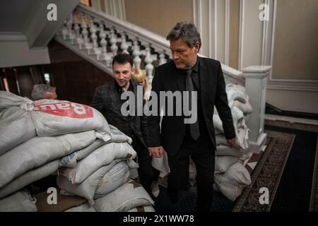 Kiev, Ucraina. 18 aprile 2024. Il ministro federale dell'economia e della protezione del clima Robert Habeck (Alleanza 90/Verdi) visiterà la Polonia, l'Ucraina e la Repubblica moldova dal 17 al 19 aprile 2024. Kiev, 18 aprile 2024. Conversazione con Volodymyr Selenskyi, presidente dell'Ucraina credito: dpa/Alamy Live News Foto Stock