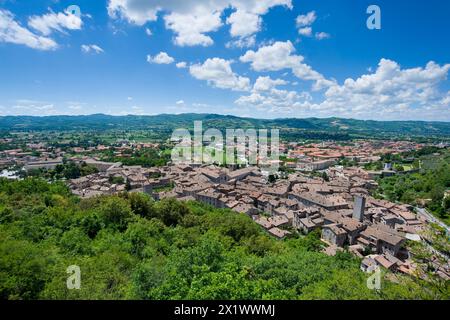 Panorama della città dal Sentiero dell'Acquedotto medievale. Gubbio. Umbria. Italia Foto Stock