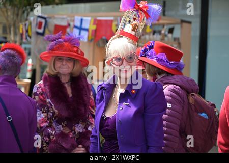 The London Colour Walk Un gruppo mentre la canzone va avanti seguaci dedicati della moda scendono a Londra nel Regno Unito per la Colour Walk mensile. Gli eventi sono stati frutto di un'idea della 83enne newyorkese sue Kreitzman, conosciuta dai suoi amici della Regina dei colori per i suoi abiti luminosi ed eleganti. La stravaganza della moda si svolge il quarto giovedì del mese presso l'Old Spitalfields Market vicino a Liverpool Street. Lodon UK Copyright: XMartinxDaltonx Colourwalk 180424 MD 002 Foto Stock