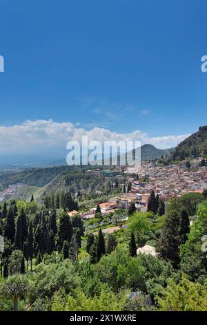 Panorama verso sud dal Teatro Greco. Taormina. Sicilia Foto Stock