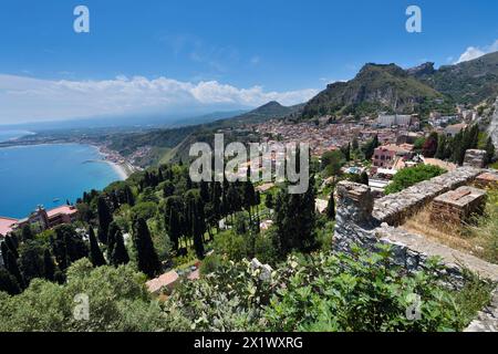Panorama verso sud dal Teatro Greco. Taormina. Sicilia Foto Stock