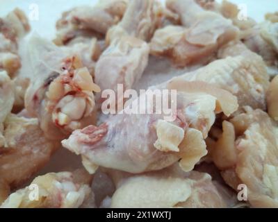 Ali di pollo congelate in vendita nei supermercati Foto Stock