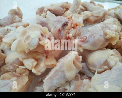 Ali di pollo congelate in vendita nei supermercati Foto Stock