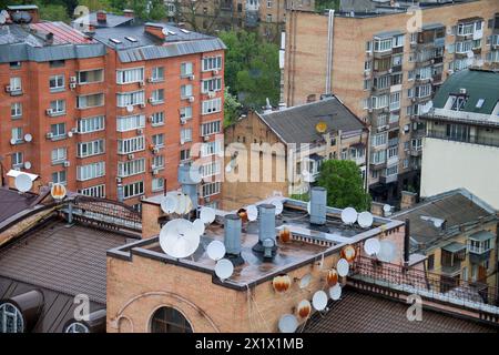 Non esclusivo: KIEV, UCRAINA - 17 APRILE 2024 - il paesaggio urbano di Kiev è raffigurato in una giornata nuvolosa in primavera. Foto Stock
