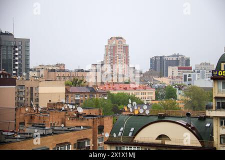Non esclusivo: KIEV, UCRAINA - 17 APRILE 2024 - il paesaggio urbano di Kiev è raffigurato in una giornata nuvolosa in primavera. Foto Stock