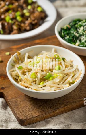 Piatto laterale coreano Mung Bean Sukjunamul Muchim Banchan Foto Stock