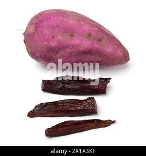 Fette di patate viola dolci secche e patate viola fresche isolate su sfondo bianco da vicino Foto Stock