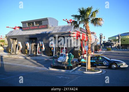 BAKER, CALIFORNIA - 14 aprile 2024: The Alien Fresh Jerky Store a Baker, California, nei pressi dell'Interstate 15 e della Route 127. Foto Stock