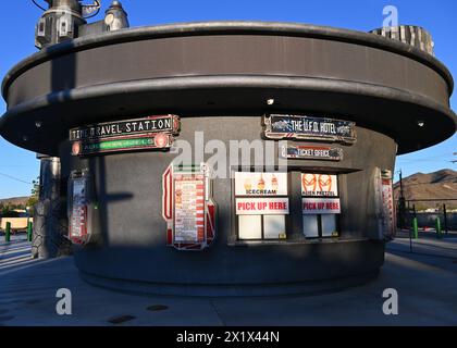 BAKER, CALIFORNIA - 14 aprile 2024: Stazione di viaggio del tempo presso l'Alien Jerky Store. Foto Stock