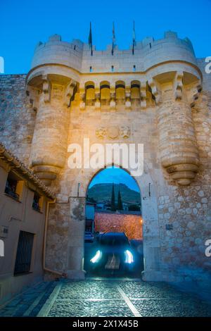 Porta medievale, Vista notte. Hita, provincia di Guadalajara, Castilla La Mancha, in Spagna. Foto Stock