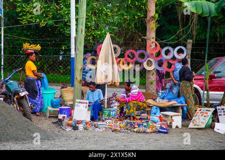 Arusha, Tanzania, Africa.02 febbraio 2022. Le donne africane vendono artigianato con temi nazionali tanzaniani al mercato Masai di Arusha Foto Stock