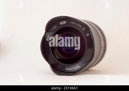 Lente Fish-eye Samyang Rokinon f/2,8 UMC su sfondo bianco Foto Stock