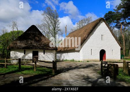 Llys Llywelyn, cortile medievale e edificio più piccolo per la conservazione del cibo e la peperazione, St Fagans, Museo Nazionale di storia, Cardiff. Aprile 2024 Foto Stock