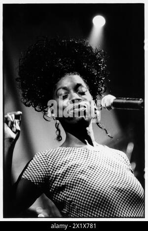 HEATHER SMALL, MPEOPLE, 1994: A Young Heather Small of MPeople (M People) Playing live at the Newport Centre, Wales, marzo 1994. La band era in tour con il singolo "Renaissance", che fu l'ultimo singolo estratto dal loro album "Elegant Slumming" che vinse il Mercury Prize 1994. Fotografia: Rob Watkins Foto Stock