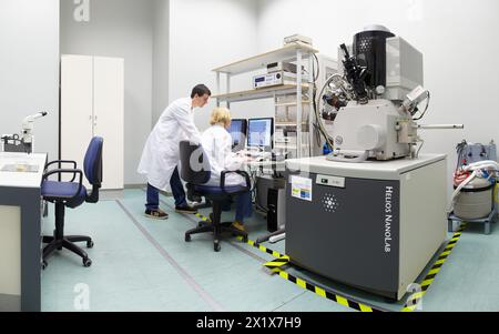 Laboratorio di Nanofabricazione FIB a fascio ionico focalizzato, FIB a fascio doppio, Helios NanoLabTM DualBeamTM, lo strumento combina le capacità di imaging ad alta risoluzione di un SEM avanzato con l'intera serie di strumenti per la nanostrutturazione e la nano manipolazione di Una colonna FIB ad alta risoluzione, l'avanzata chimica del gas e una meccanica ad alta precisione dello strumento facilitano un nuovo livello nella fabbricazione e caratterizzazione dei nanodispositivi lo strumento FIB contribuirà a esplorare nuovi processi per la fabbricazione di nanostrutture e nanodispositivi funzionali, complementari ad altre tecniche come il fotofascio e il fascio di elettroni Lithogr Foto Stock