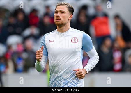 Lille, Francia. 18 aprile 2024. LILLE, FRANCIA - 18 APRILE: Matty Cash dell'Aston Villa prima della seconda tappa dei quarti di finale - UEFA Europa Conference League 2023/24 partita tra Lille OSC e Aston Villa allo Stade Pierre-Mauroy il 18 aprile 2024 a Lille, Francia. (Foto di Matthieu Mirville/Agenzia BSR) credito: Agenzia BSR/Alamy Live News Foto Stock