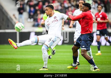 18 aprile 2024, Villeneuve-D'ascq, Francia: Ezri KONSA di Aston Villa e Jonathan DAVID di Lille durante la partita di UEFA Europa Conference League tra Lille OSC (LOSC) e Aston Villa allo stadio Pierre Mauroy il 18 aprile 2024 a Villeneuve-d'Ascq vicino Lille, Francia. (Credit Image: © Matthieu Mirville/ZUMA Press Wire) SOLO PER USO EDITORIALE! Non per USO commerciale! Foto Stock