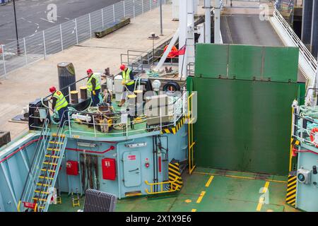 Equipaggio della Caledonian MacBrayne MV Argyle che prepara le corde per lasciare il molo di Rothesay, Isola di Bute, Firth of Clyde, Scozia, Regno Unito, in mostra Foto Stock