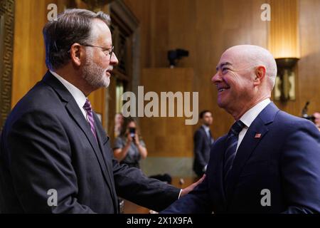 18 aprile 2024, Distretto di Columbia, Distretto di Columbia, USA: Il senatore Gary Peters (D-mi) parla brevemente con Alejandro Mayorkas, Segretario del Dipartimento per la sicurezza interna davanti al Comitato per la sicurezza interna e gli affari governativi del Senato nel Campidoglio di Washington, Distretto di Columbia. Il giorno prima, gli articoli di impeachment portati contro il Segretario Mayorkas furono respinti senza un processo al Senato. (Credit Image: © Aaron Schwartz/ZUMA Press Wire) SOLO PER USO EDITORIALE! Non per USO commerciale! Foto Stock