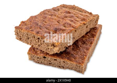 Focaccia di segale integrale, orzo, farro e avena con semi di sesamo e girasole. Fette quadrate isolate su bianco con percorso di ritaglio inserito Foto Stock