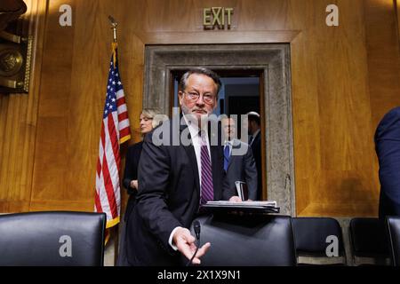 18 aprile 2024, Distretto di Columbia, Distretto di Columbia, USA: Il senatore Gary Peters (D-mi) è visto prima dell'inizio della testimonianza di Alejandro Mayorkas, Segretario del Dipartimento della sicurezza interna davanti al Comitato per la sicurezza interna e gli affari governativi del Senato nel Campidoglio di Washington, Distretto della Columbia. Il giorno prima, gli articoli di impeachment portati contro il Segretario Mayorkas furono respinti senza un processo al Senato. (Credit Image: © Aaron Schwartz/ZUMA Press Wire) SOLO PER USO EDITORIALE! Non per USO commerciale! Foto Stock