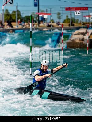 Zachary Lokken gareggia o gareggia durante le prove a squadre olimpiche di kayak del 2024 al Montgomery Whitewater Park di Montgomery, Alabama, USA. Foto Stock