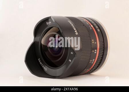 Lente Fish-eye Samyang Rokinon f/2,8 UMC su sfondo bianco Foto Stock